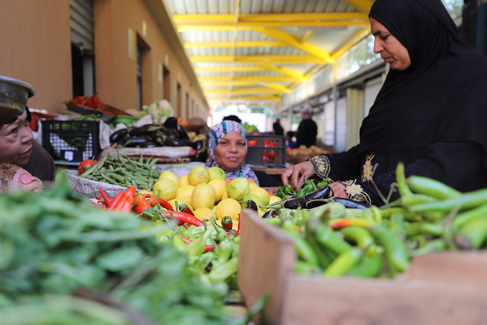 The recently upgraded Zenien Market offers vendors and shoppers a uniquely hygienic and safe space to buy and sell fresh produce and other goods. Photo: UN Women/Ahmed El-Nakabassi