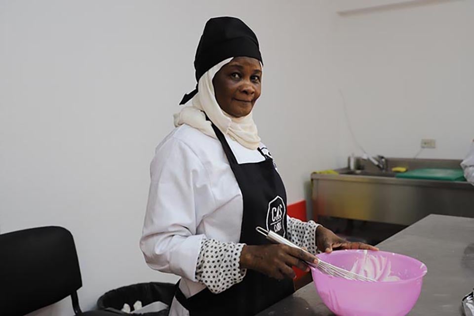 Ikhlas, a Sudanese refugee, takes part in a cooking class. Photo: UN Women/Nada Ismail 