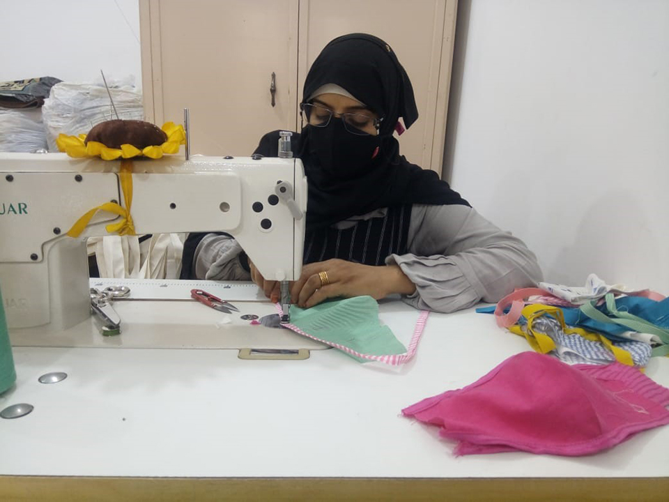 Hayah Mohamed sews facemasks at AlMashgel. Photo: Courtesy of Thaat.