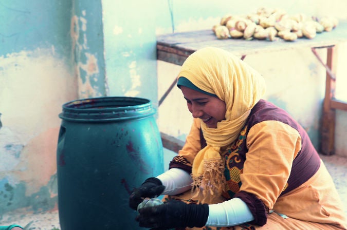 A woman beneficiary who joined the artichoke cluster in Behira governate takes part in the production chain after receiving financial and  business development support from UN Women under “One Village, One Product” project.